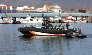 Una patrullera de la Guardia Civil junto a una moto de agua utilizada para introducir irregularmente a migrantes en las costas de Cádiz.