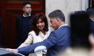 La actual vicepresidenta y expresidenta de Argentina Cristina Fernández de Kirchner sale de su casa