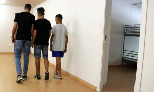 Tres menors migrants en un centre d'acollida de Badalona el 27 de setembre de 2018.