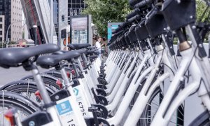 Bicicletas del servicio de BiciMad ancladas en Plaza de Castilla de Madrid.