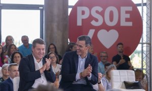 El presidente de la Junta de Castilla-La Mancha, Emiliano García Page, junto al presidente del Gobierno y secretario general del PSOE, Pedro Sánchez, en un acto celebrado en Toledo el pasado jueves.