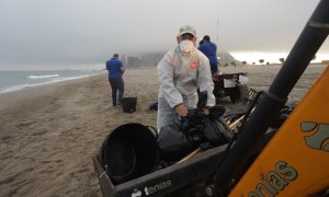 Trabajadores municipales en la playa de Santa Bárbara en La Línea con restos del vertido del OS 35 a 20 de septiembre del 2022 en La Línea (Cádiz, Andalucía, España).