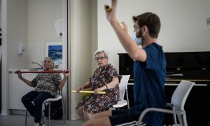 9/9/20 Un voluntario guía a pacientes de alzhéimer en actividades físicas, en Dax (Francia), a 9 de septiembre de 2020.