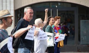 Diverses persones s'oposen a l'ampliació del MACBA a la plaça dels Àngels.