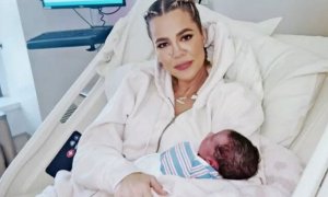 'El cuento de la criada' se hizo realidad: Khloé Kardashian posa en la cama de un hospital junto a su bebé nacido por vientre de alquiler