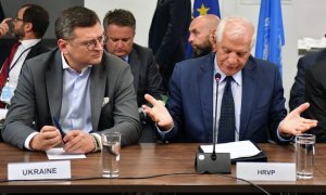 El ministro de Exteriores de Ucrania, Dimitro Kuleba, y el Alto Representante de la Unión Europea para la Política Exterior, Josep Borrell, durante la reunión con los ministros de Exteriores de los 27 países miembros de la UE.