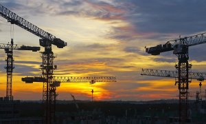 Fotografía de varias grúas de construcción.