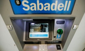 Un cajero automático en una oficina del Banco Sabadell en Barcelona. REUTERS/Albert Gea
