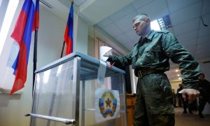 Votaciones en los referéndums para la anexión a Rusia de territorios ucranianos, en Lugansk, a 23 de septiembre de 2022.