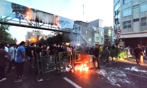 La gente se enfrenta a la policía durante una protesta tras la muerte de Mahsa Amini, en Teherán, Irán.