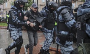 Policías rusos detienen a una persona que participaba en una protesta no autorizada contra la movilización militar parcial de Rusia por el conflicto en Ucrania.
