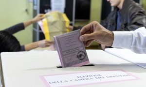 Una persona vota en las elecciones generales italianas en un colegio electoral en Roma, Italia, el 25 de septiembre de 2022.
