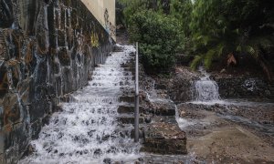 El paso cerca de Canarias de la tormenta tropical Hermine, ya degradada a depresión tropical, está dejando una lluvia copiosa sobre Gran Canaria y su capital, Las Palmas, causando un gran número de incidencias, aunque no graves.