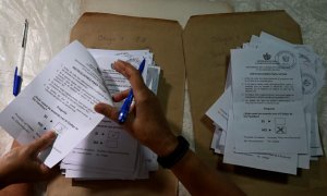 Un miembro de las autoridades electorales cuenta las papeletas en un colegio electoral de La Habana.