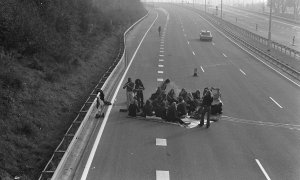 Un grupo de personas celebran un picnic con música en mitad de una autopista de Países Bajos en una jornada del 'Domingo sin coches' impulsada como respuesta a la crisis del petróleo de 1973.