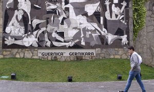 26/04/2017-Un hombre pasa junto a una copia del cuadro de Picasso "Guernica" situada en la localidad española de Gernika, en el norte del País Vasco, el 26 de abril de 2017.