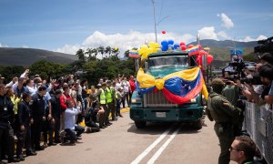 Un camión cruza el Puente Simón Bolivar durante el acto de reapertura de la frontera entre Colombia y Venezuela, a 26 de septiembre de 2022.