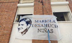 Una pactar contra la alcaldesa de Villalba (Madrid) en la Casa de Los Maestros, donde se ha paralizado el desalojo de varias personas, entre ellas de menores.