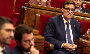 El líder del PSC, Salvador Illa, mira el president de la Generalitat, Pere Aragonès, i el vicepresident del Govern, Jordi Puigneró, abans de ser cessat, al debat de política general.