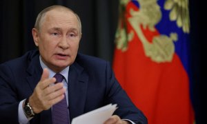 El presidente ruso Vladimir Putin preside una reunión a través de un enlace de video en Sochi