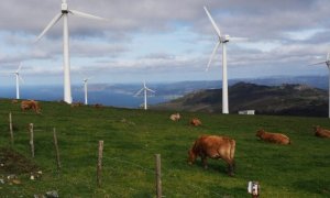 29/11/22 Molinos aerogeneradores en monte de Galicia frente al mar.