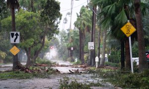 Escombros tras el paso del huracán Ian en una calle de la localidad de Sarasota, Florida, a 28 de septiembre de 2022.