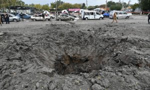 Un cráter provocado por un ataque con misiles rusos en Zaporiyia, Ucrania, 30 de septiembre de 2022
