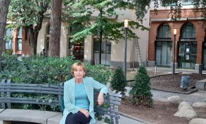 Carme Forcadell fotografiada en uns jardins de Sabadell, la ciutat on resideix, durant l'entrevista.