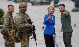 La presidenta de la Comisión Europea, Ursula Von der Leyen, junto al presidente de Ucrania, Volodímir Zelenski, en una imagen de archivo