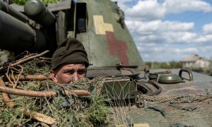 Un soldado ucraniano mira desde un tanque situado en la zona de Limán, en una imagen de archivo