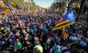 Milers de persones participen a la concentració per commemorar el cinquè aniversari de l'1-O a l'Arc de Triomf.