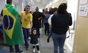 Personas asisten a votar durante las elecciones generales brasileñas en un colegio electoral en Lisboa, Portugal, 02 de octubre de 2022.