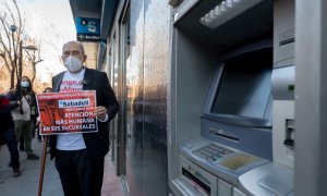 Imagen de Carlos San Juan al entregar más de 600.000 firmas de su campaña 'Soy Mayor, No Idiota'- 08/02/2022