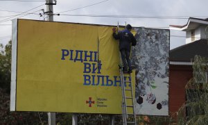 Un hombre colocauUn cartel que dice "Ciudadanos, sois libres" en la ciudad recién liberada de Kupiansk, al este de Kharkiv, Ucrania, este lunes 3 de octubre de 2022.