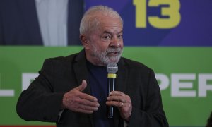 El expresidente y candidato a la presidencia de Brasil, Luiz Inácio Lula da Silva, del partido de los Trabajadores (PT), habla durante una reunión con su comité de campaña, hoy, en Sao Paulo
