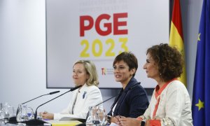 La portavoz del Gobierno y ministra de Política Territorial, Isabel Rodríguez (c) junto a la vicepresidenta primera del Gobierno, Nadia Calviño (i) y la ministra de Hacienda, María Jesús Montero (d) durante la rueda de prensa tras el Consejo de Ministros