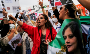 Mujeres gritan en Estambul (Turquía) consignas durante una manifestación tras la muerte de Mahsa Amini en Irán el 2 de octubre de 2022.