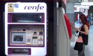 Una chica compra un billete de tren en Atocha