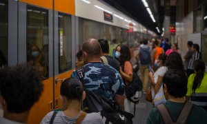 Viajeros suben a un tren en Barcelona. Imagen de Archivo.