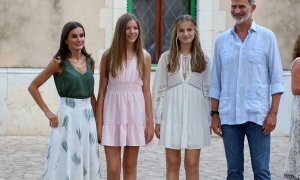 El Rey Felipe IV, la Reina Letizia, la Princesa Leonor y la Infanta Sofía durante su visita a la Cartuja de Valldemossa donde inauguran sus vacaciones estivales en familia, a 1 de agosto de 2022, en Valldemossa (Islas Baleares, España).