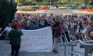 Protesta vecinal frente a la Junta Municipal de Villaverde (Madrid) contra los narcopisos y el "abandono institucional", el 6 de septiembre de 2022.