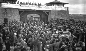 Prisioneros liberados del campo de concentración nazi de Mauthausen bajo la pancarta hecha por los españoles republicanos.