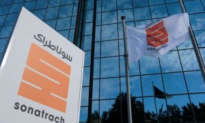 El logo de la energética estatal argelina Sonatrach, en su sede en Argel. REUTERS/Ramzi Boudina