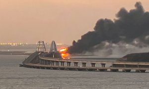 Las llamas se vislumbran en el puente de Crimea tras el incendio del tanque de combustible de un tren