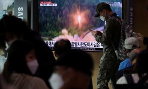 Un soldado de Corea del Sur frente a un televisor que transmite cómo Corea del Norte dispara un misil balístico hacia el mar frente a su costa este, en Seúl, Corea del Sur