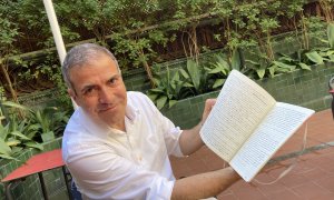 Francesc Serés amb el seu nou llibre a les mans.