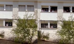 Dos momentos del vídeo en el que las alumnas y alumnos del Instituto Pérez de Guzmán responde a los cánticos machistas del Elías Ahuja