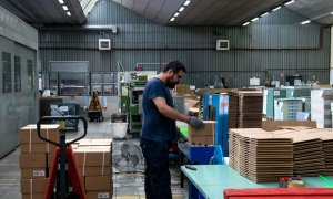 Un trabajador en la planta de Hamelin Brands (Oxford), en Flaçà (Girona). E.P./Glòria Sánchez