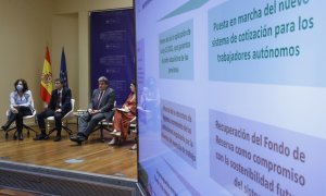 El ministro de Inclusión, Seguridad Social y Migraciones, José Luis Escrivá (2d), presenta los presupuestos de su departamento para 2023, en la sede del Ministerio. EFE/ Juan Carlos Hidalgo