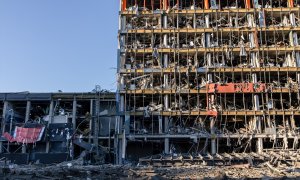 Una vista general de un centro comercial dañado en el distrito de Podilskyi tras un ataque con misiles rusos.